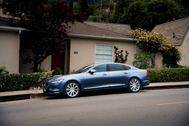 car-parked-in-the-sideway